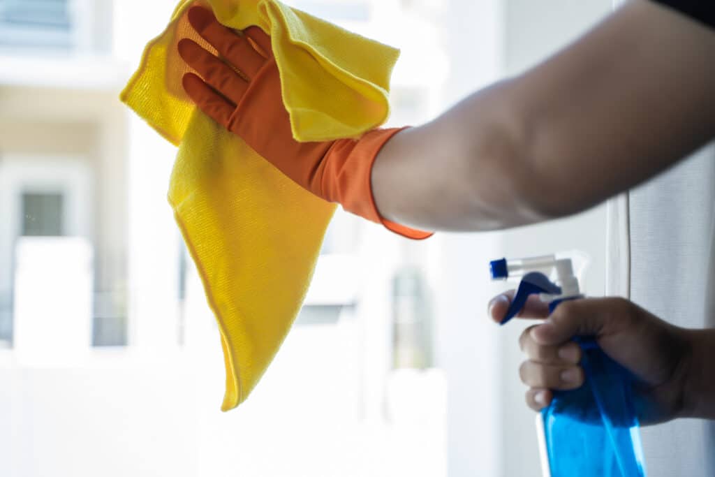 Come pulire i vetri senza lasciare aloni