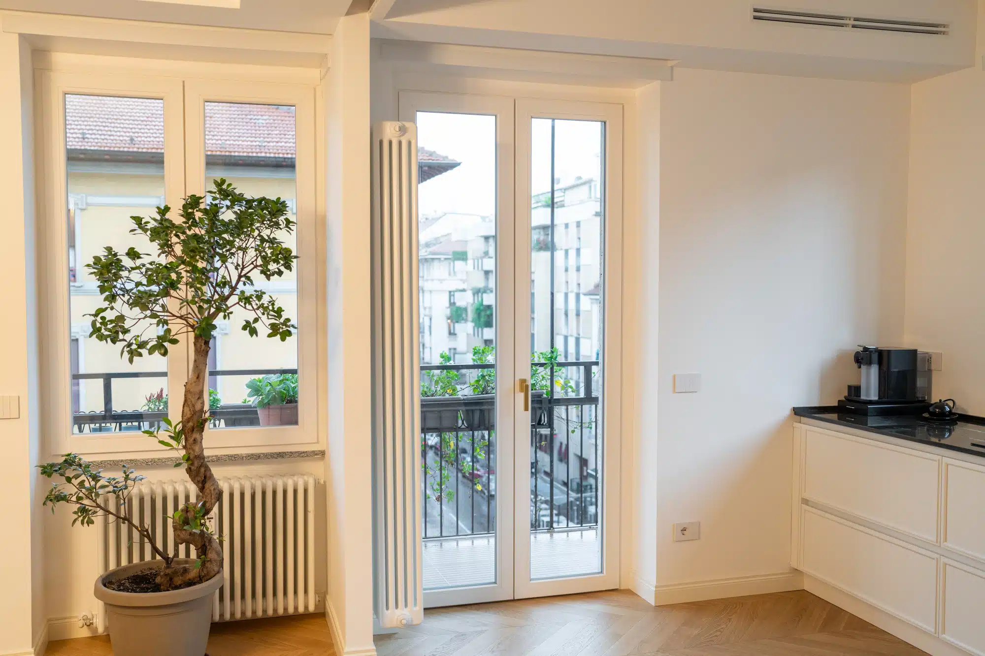 Infissi bianchi installati in un appartamento a Milano